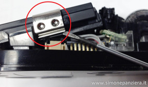 Sganciare batteria mouse logitech mx revolution